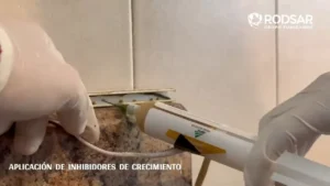 Técnico RODSAR fumigando cucarachas en Puebla