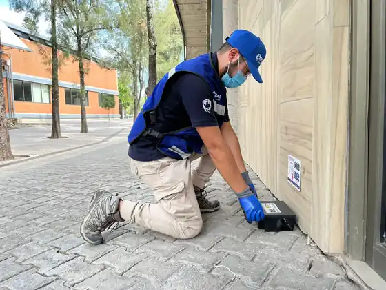Técnico de RODSAR instalando cebadero para control de roedores en Puebla